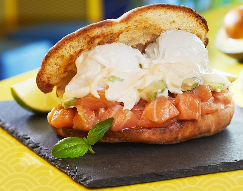 Puccia con tartare di salmone marinato